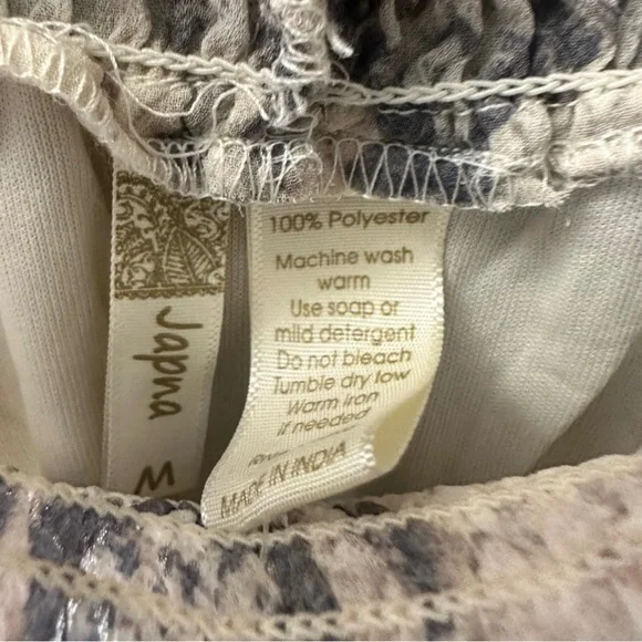 Beautiful blouse NWT!!! - Picture 2 of 2